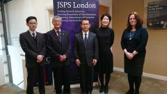 (独)日本学術振興会ロンドンセンター訪問の様子(鏡味教授(中央)、竹安センター長(左2二人目)、大萱副センター長(右二人目)、他センター関係者の皆さん)