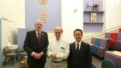 講演後ケンブリッジ大学国際交流担当(左)、Stern教授(中央)、鏡味教授(右)
