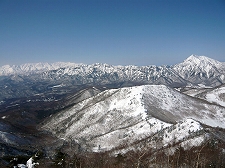 戸隠連峰と高妻山　手前は瑪瑙山（飯縄山のピークの1つ）、奥の白い峰々は北アルプス