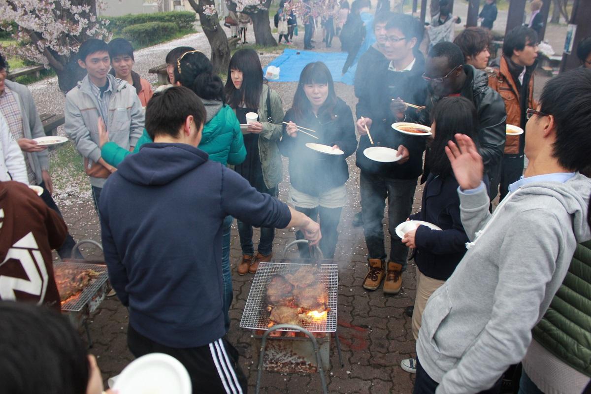 http://www.shinshu-u.ac.jp/faculty/engineering/global/international/images/hanami2014_img03.jpg