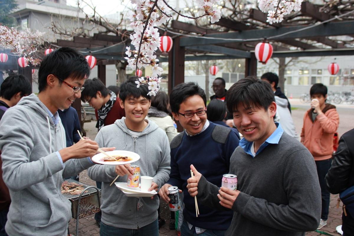 http://www.shinshu-u.ac.jp/faculty/engineering/global/international/images/hanami2014_img04.jpg