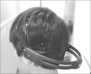 簡易型脳波計

ヘッドセット型の脳波計測ユニットで装着が容易でワイヤレス計測が可能．インタフェースなどへの応用実験を実施中