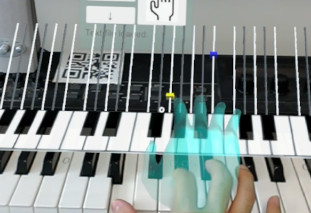 ピアノの演奏時に、次に弾くべき鍵盤の位置、使用する指などの情報を複合現実で可視化したシステムである。