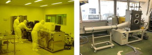 （左）基板内蔵磁気デバイスの開発（写真はUFO-Nagano1階クリーンルームにおけるフォトリソグラフィ作業の様子）
（右）超低損失Fe系ナノ結晶合金薄帯を作製する合金溶湯急冷装置を保有