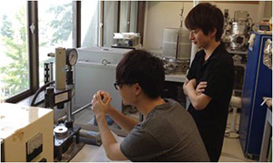 圧電セラミックスの作製。このプレス機を使って、粉末をペレット状に成型し、1000℃以上で焼成することでセラミックスが得られる