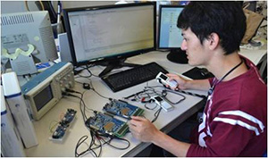 地デジやWi-Fiと同じディジタル変復調処理(OFDM)をマイコン上に実装し、PHSの無料音声回線を使った伝送実験で通信性能を検証する。