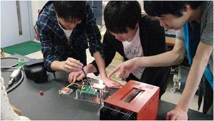 非接触給電を用いれば、充電コードが不要に。
医療現場や災害現場などに用いるロボットの充電のワイヤレス化に役立つ。