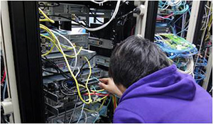 サービスを提供するために、サーバの設置、電源・ネットワーク配線、インストールなど、システム構築を一から行う