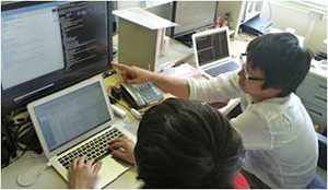 教育用ネットワークサービスの開発。学生が自分の目線で、自分にとって使いやすいシステムを開発している