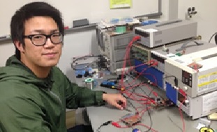 GaNパワーデバイスDC-DCコンバータの特性評価を行っている大学院学生