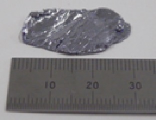 層状物質である二硫化モリブデン(MoS2)薄片。
半導体の性質を示し、次世代光電子材料として期待されている