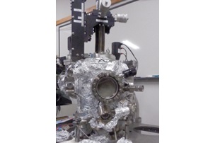 分子線エピタキシー装置。
結晶作製用装置であり、内部は10^-7 Pa程度の超高真空に保たれている