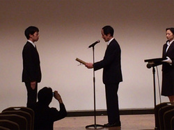 (写真右)　学会長の永井良三先生（自治医科大学学長）