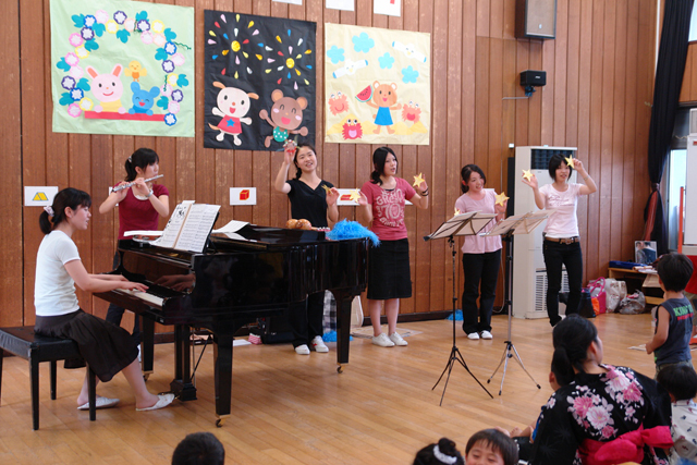 七夕を歌う教育学部の学生たち