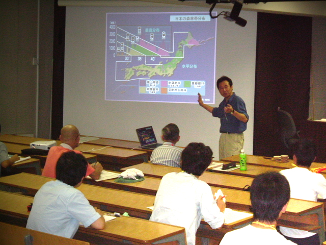 森林に関する講義を行う植木達人教授（農学部講義棟にて）