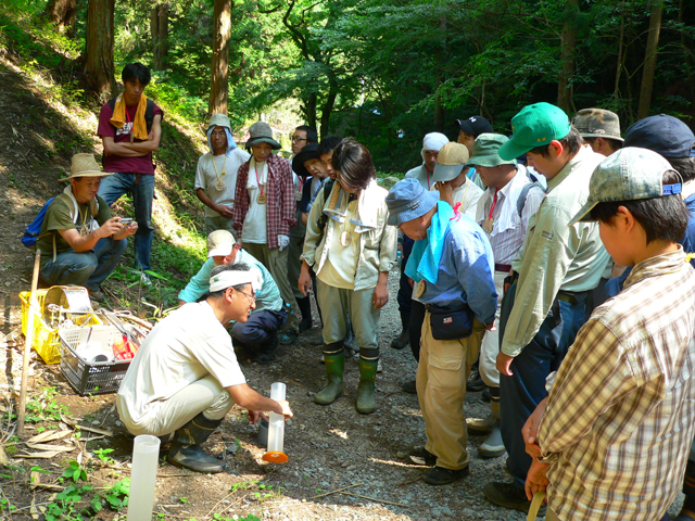 受講者に説明を行う北原曜教授（手良沢山演習林にて）