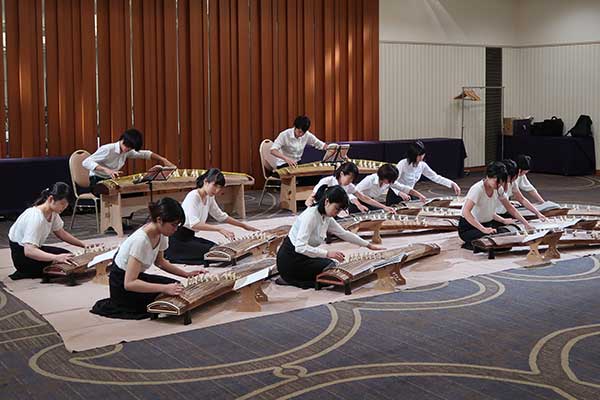 学生による琴の演奏