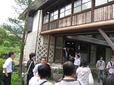 古田晁記念館を見学する学生たち