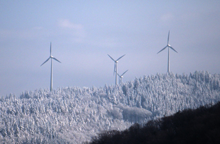 山頂に立つ風力発電機