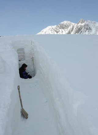 涸沢（穂高連峰の東側）での積雪調査