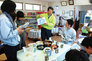 部奈店で林さんの説明を受ける