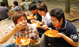 黒部ダムカレーを食べる学生たち