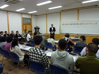 学生に提案する阿部知事