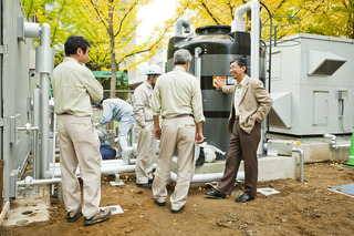 プラント工事の進捗を視察する藤縄教授