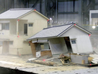 補強と無補強建物の実験