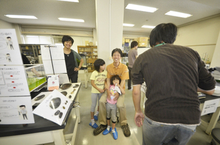 宮原裕一准教授や学生と仲良くなった子ども達