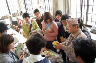 説明を熱心に聞く学生たち