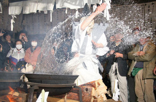 霜月祭りの湯立