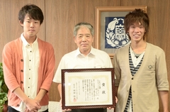 （左から）理学部3年神原学さん、山沢清人学長、人文学部3年田中健太さん
