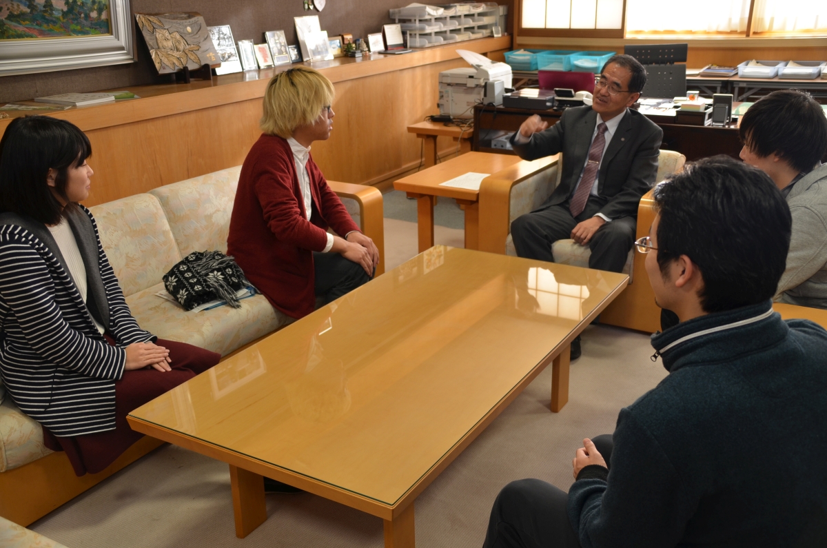 学長と意見交換する参加学生