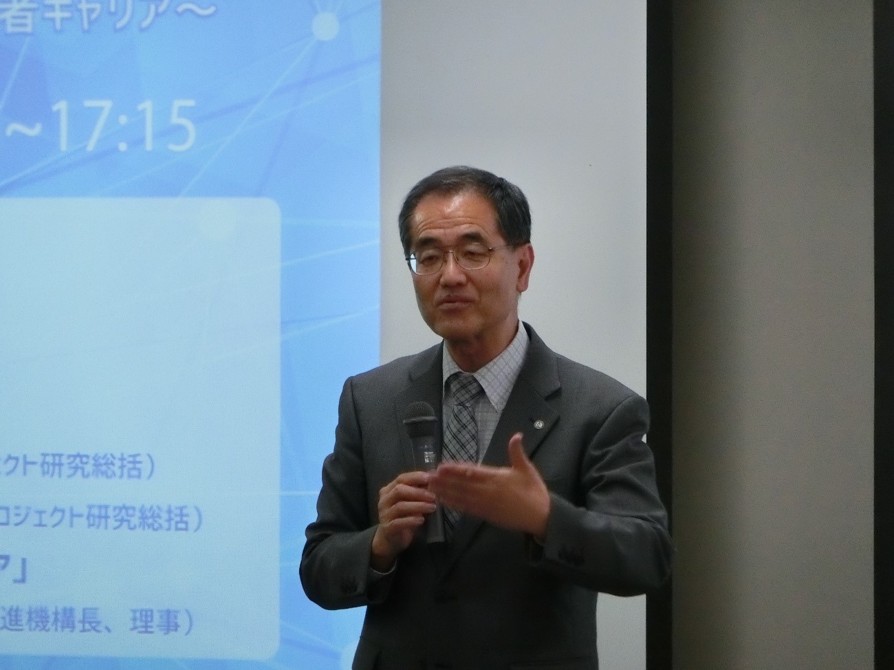 挨拶される濱田学長