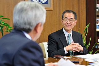 丸山貢一 信濃毎日新聞社 論説主幹と濱田州博 信州大学長