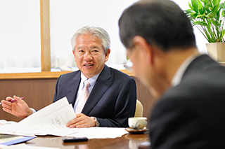 丸山貢一 信濃毎日新聞社 論説主幹と濱田州博 信州大学長