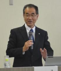 開会のあいさつをする濱田学長