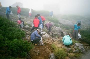 山小屋周辺のゴミ拾い活動（８月24日）.jpg