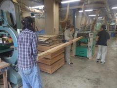 自動カンナ盤を使った木材切削作業