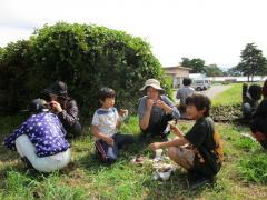 参加者みんなで焼き芋をパクリ