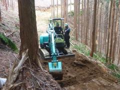 バックホウによる作業道開設