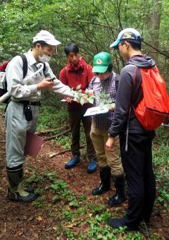 植生図の作成と樹木の観察②／構内演習林～戸谷川河畔林で実施（10月3日）　※屋内ではマスク着用としたが、野外では お互いに距離をとればマスクを外しても よいこととした。