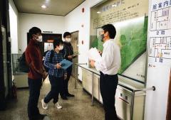 箕輪町郷土博物館の見学(10月4日)/水源の森林と、山麓の集落の暮らしや 農地とのつながりを「水」を通して解説。