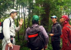 植生図の作成と樹木の観察①／構内演習林～戸谷川河畔林で実施（10月3日）