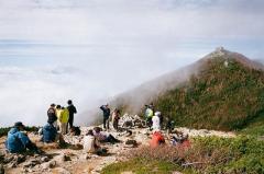 木曽山脈稜線上（分水嶺）にて。ここで長めの休憩時間をとり、高山の環境や高山植物、登山道などについて実地で解説した。（10月17日）