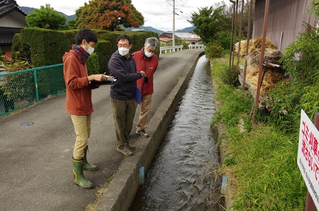 写真6　東山山麓の用水路の見学.jpg