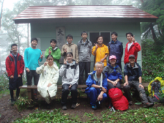 中央アルプスでの雨の中の登山。大樽小屋で昼食の休憩