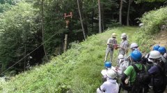 油圧式集材機の説明を受け，リモコン操作により集材を行う