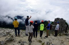 木曽駒ケ岳山頂での山岳地形の観察　※ 熱中症予防のため，休憩時や危険のない場所ではヘルメットを一時的に外している。